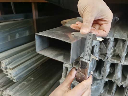Τετραγωνικός σωλήνας ανοξείδωτου ASTM βουρτσισμένος ο A479 γυάλισε φωτεινά 0.6mm
